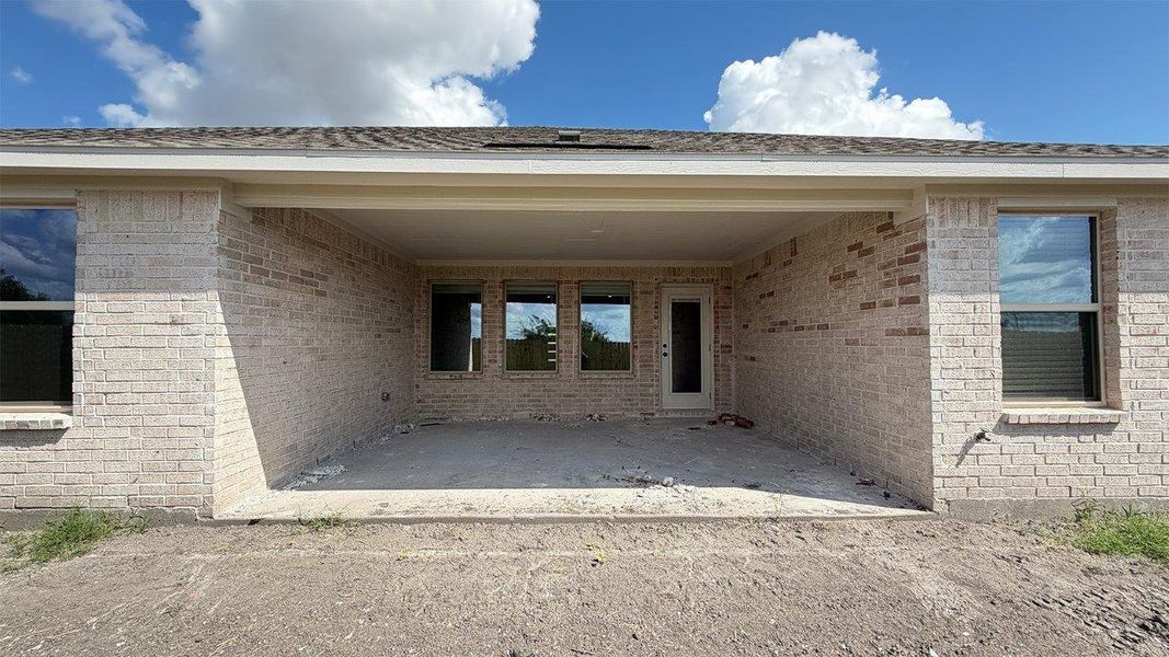 Exterior details and patio area of a home in The Lakes Northwest, Corpus Christi (Image 20).