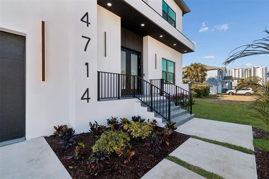 Exterior details and patio area of a home in , Tampa (Image 32).