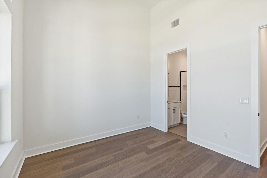 Spacious, unfurnished interior of a new home in Persimmon, Buda (Image 17).