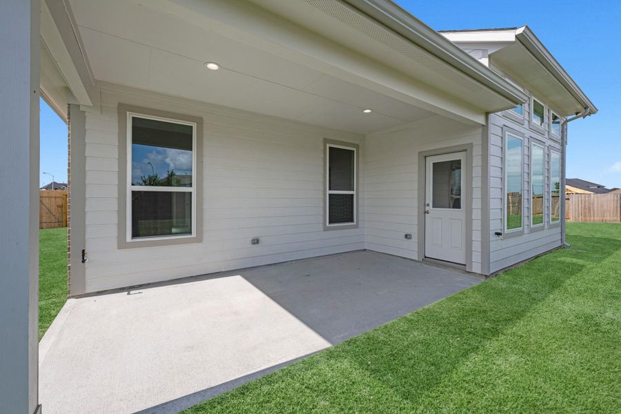 Exterior details and patio area of a home in Briarwood Crossing, Rosenberg (Image 4).