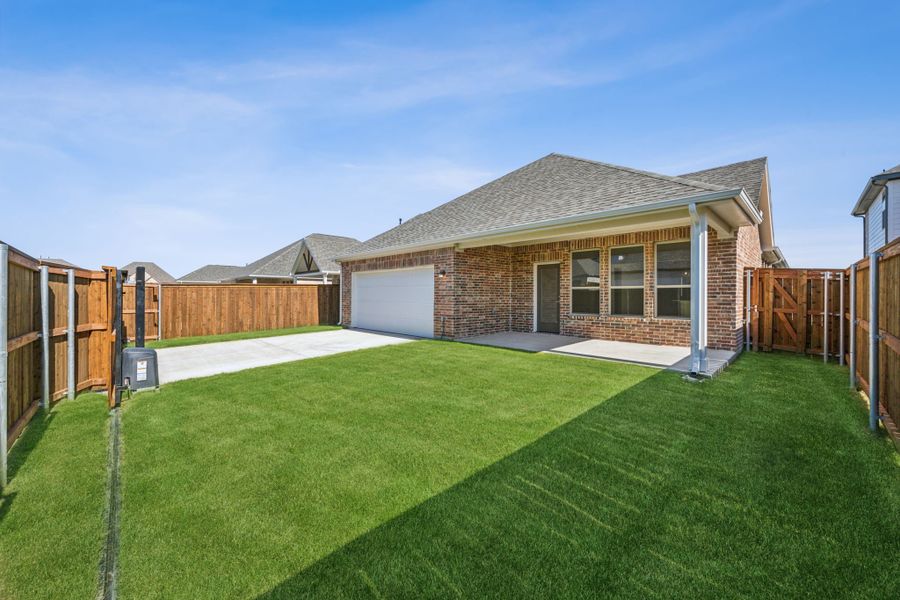 Exterior details and patio area of a home in Dove Hollow, Waxahachie (Image 18).