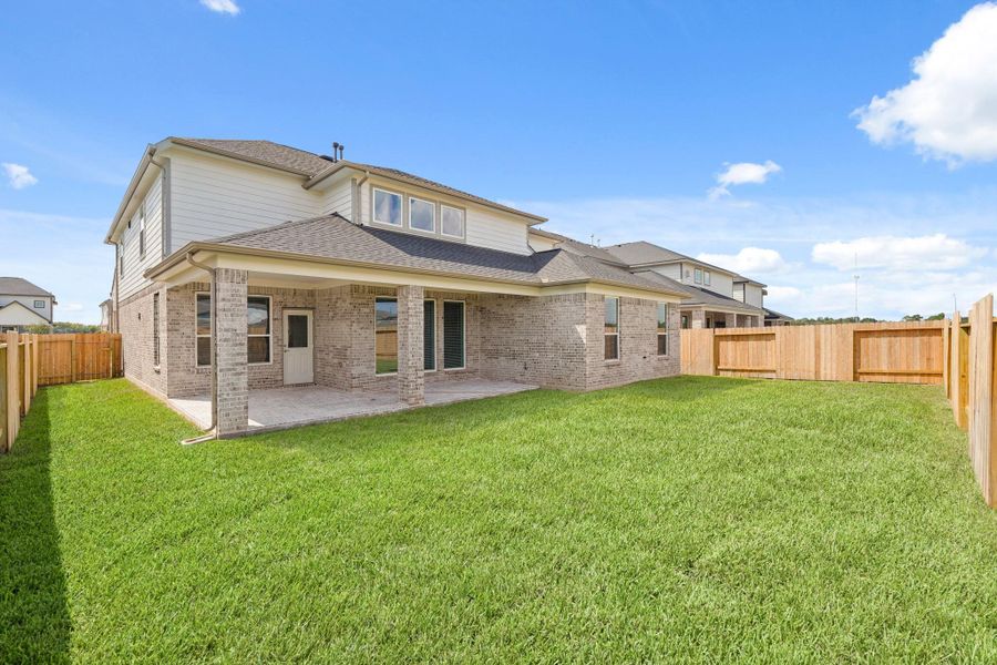 Exterior details and patio area of a home in Briarwood Crossing, Rosenberg (Image 3).