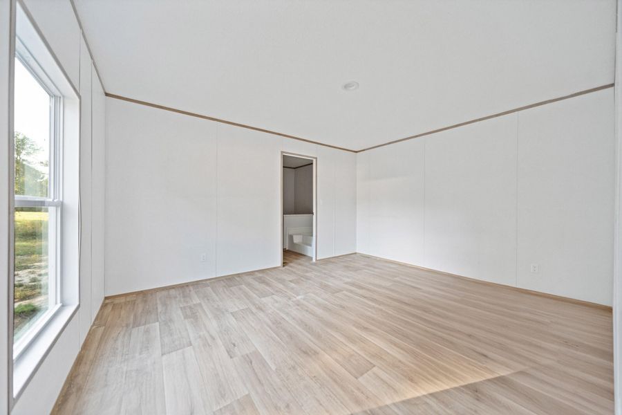 Spacious, unfurnished interior of a new home in , St. Matthews (Image 8).