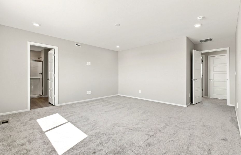 Spacious, unfurnished interior of a new home in Murata Farms, Fort Lupton (Image 32).