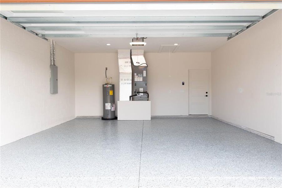 Spacious, unfurnished interior of a new home in , Dunnellon (Image 25).