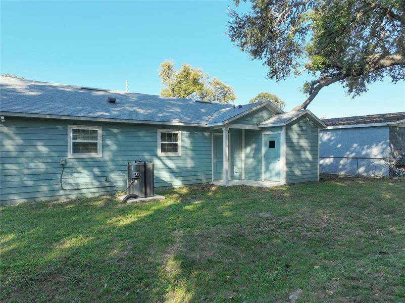 Exterior details and patio area of a home in , Orlando (Image 4).