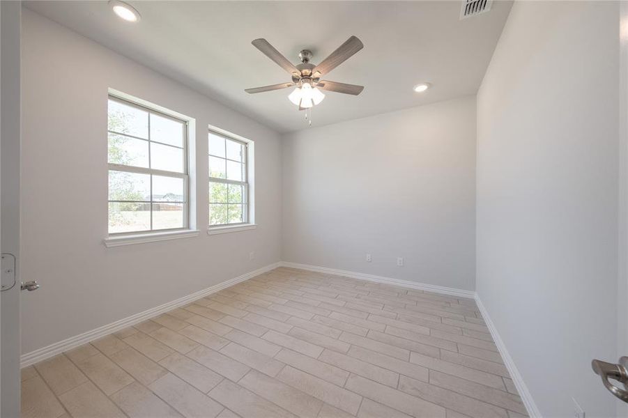 Spacious, unfurnished interior of a new home in Lake Pointe: Lake Pointe at Paloma Creek, Little Elm (Image 17).