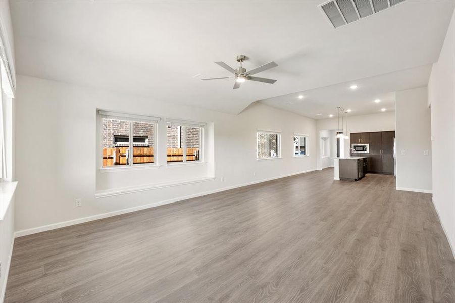 Spacious, unfurnished interior of a new home in Eagle Glen Elements, Alvarado (Image 32).