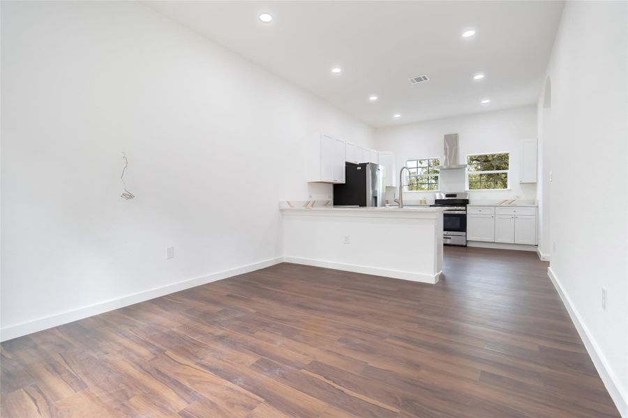 Dining area without virtual staging
