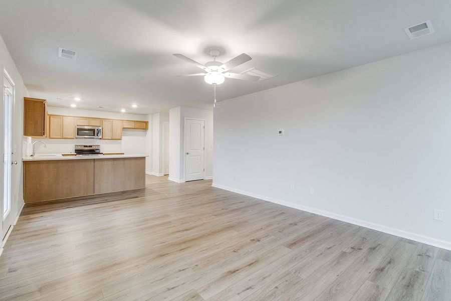 Spacious, unfurnished interior of a new home in Winston Point, Gilbert (Image 17).