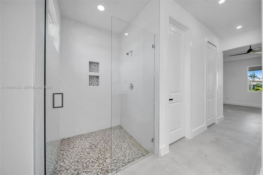 Spacious, unfurnished interior of a new home in , Cape Coral (Image 31).