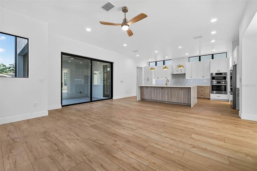 Spacious, unfurnished interior of a new home in , St. Petersburg (Image 29).