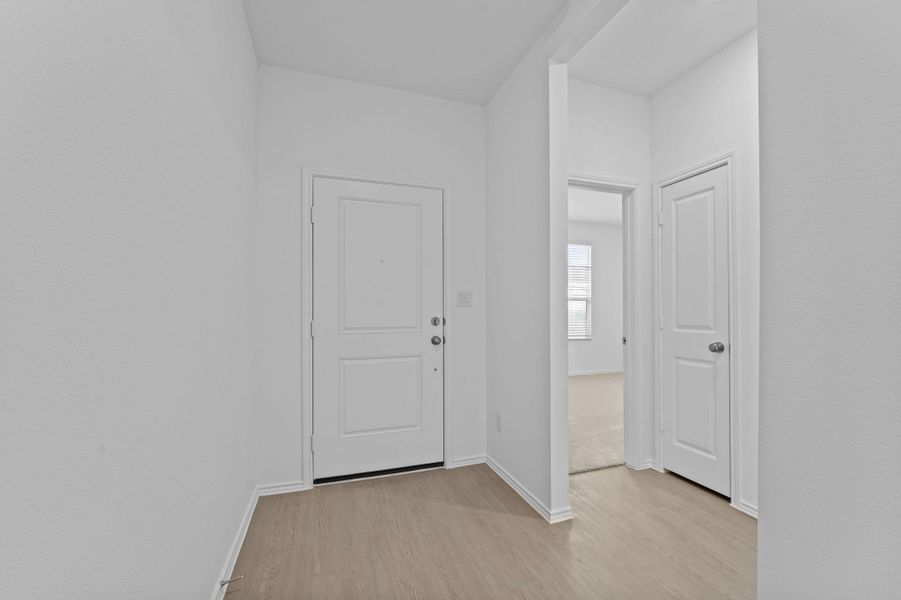 Spacious, unfurnished interior of a new home in Schriber Ranch, Mustang Ridge (Image 13).