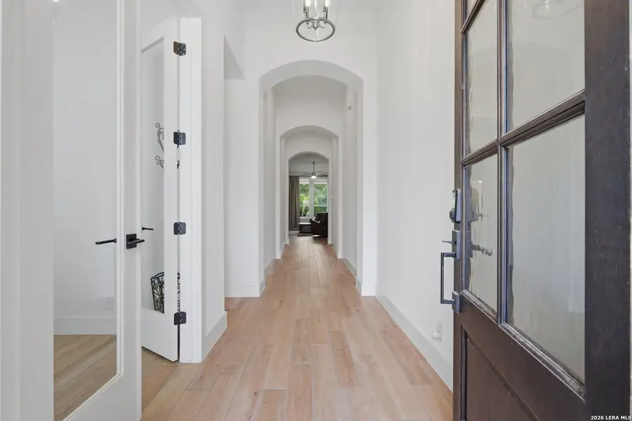 Spacious, unfurnished interior of a new home in Davis Ranch, San Antonio (Image 21).