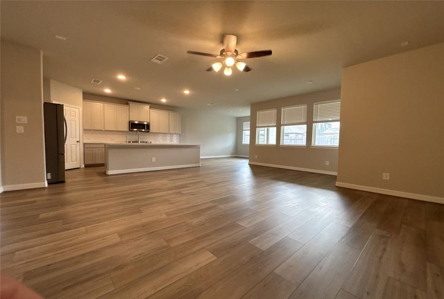 Spacious, unfurnished interior of a new home in Sunterra, Katy (Image 14).