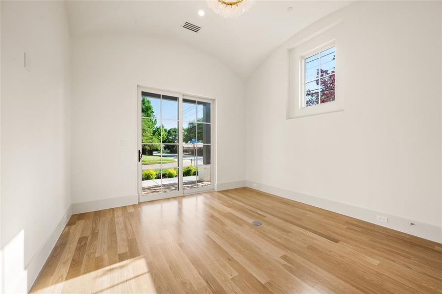 Spacious, unfurnished interior of a new home in , Richardson (Image 34).