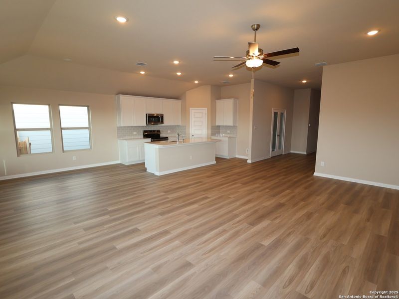 Spacious, unfurnished interior of a new home in Paloma Park, Converse (Image 26).