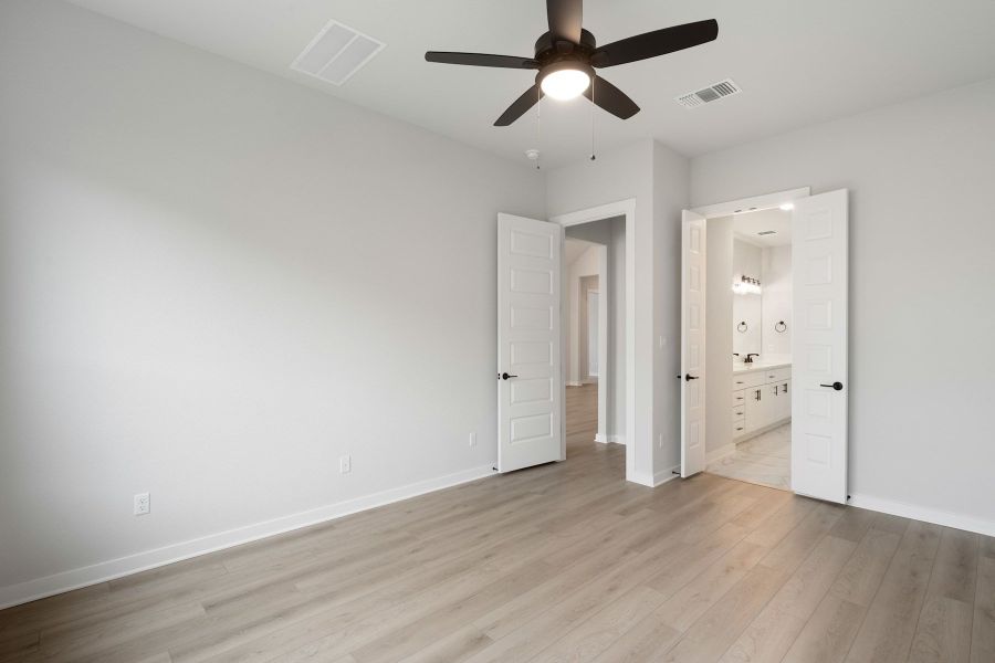 Spacious, unfurnished interior of a new home in Lariat, Liberty Hill (Image 35).