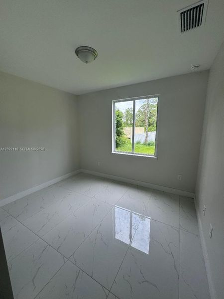 Spacious, unfurnished interior of a new home in , Lehigh Acres (Image 4).