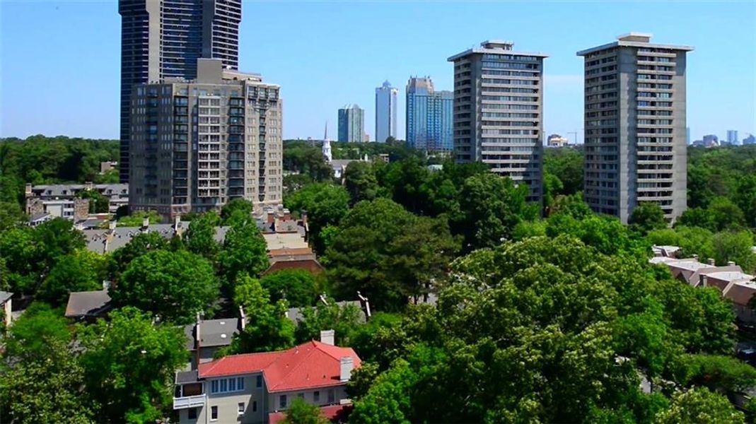 Condo located in Atlanta, GA showcasing its design and architecture (Image 5).