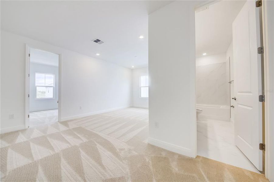 Spacious, unfurnished interior of a new home in Bungalow Walk at Lakewood Ranch, Sarasota (Image 28).