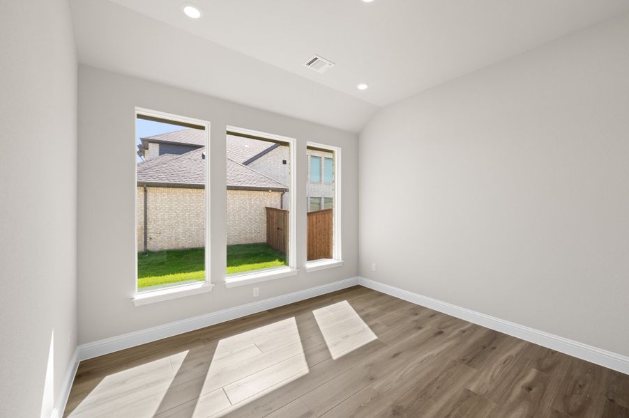 Spacious, unfurnished interior of a new home in Myrtle Creek, Waxahachie (Image 24).