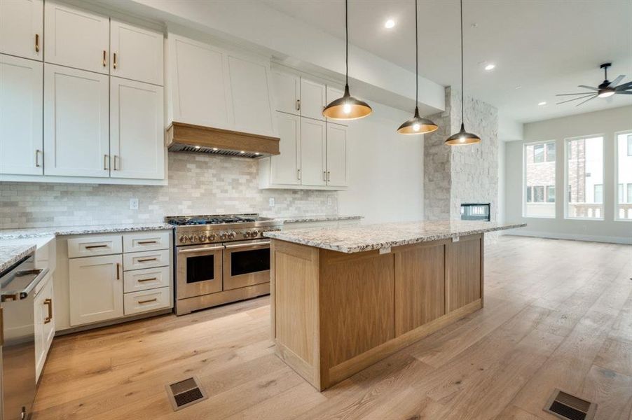 Furnished interior view inside a new home in , Grapevine (Image 9).