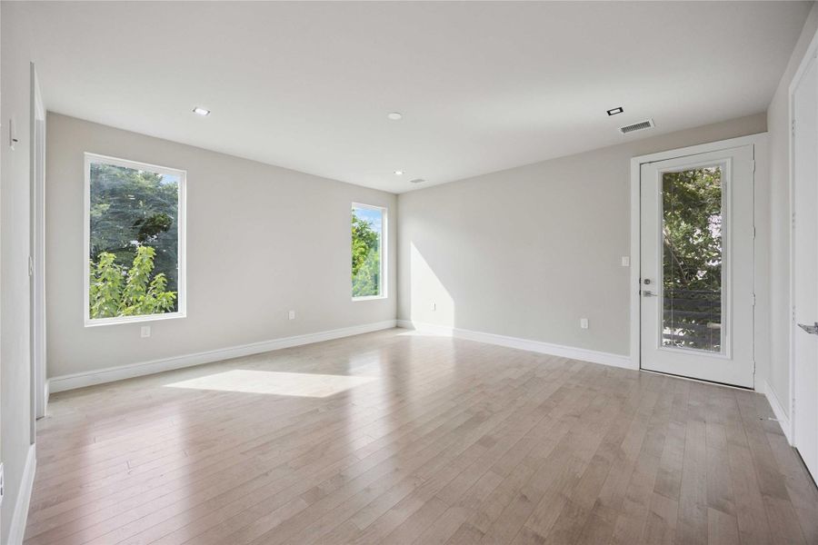 Spacious, unfurnished interior of a new home in , Houston (Image 27).