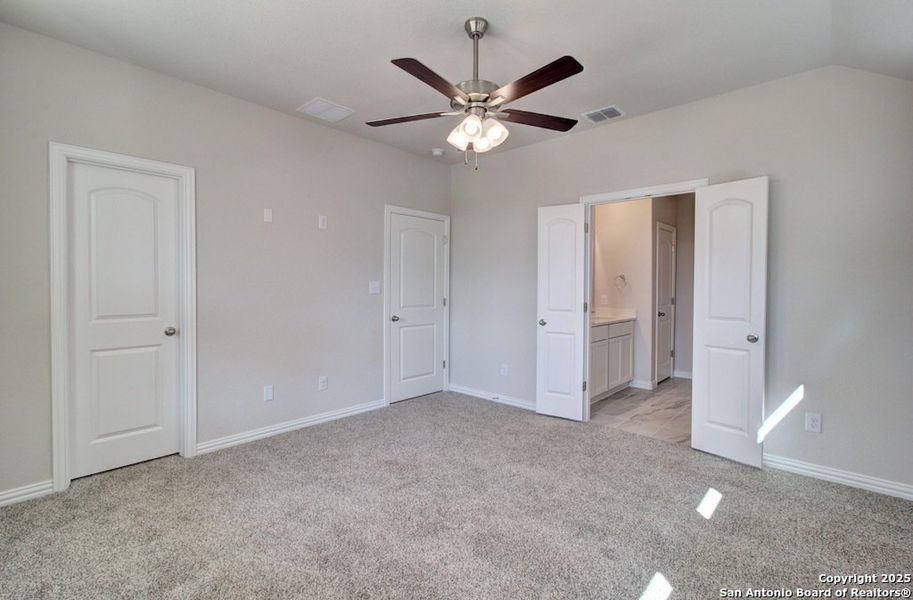 Spacious, unfurnished interior of a new home in Meyer Ranch – Premier, New Braunfels (Image 14). Spacious, unfurnished interior of a new home in Meyer Ranch – Premier, New Braunfels (Image 14).