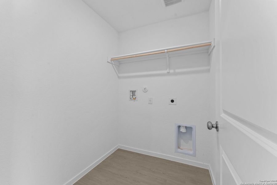 Spacious, unfurnished interior of a new home in Friendship Oaks, Fredericksburg (Image 12).