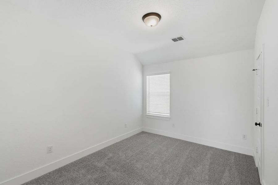 Spacious, unfurnished interior of a new home in Stillwater Ranch, San Antonio (Image 33).