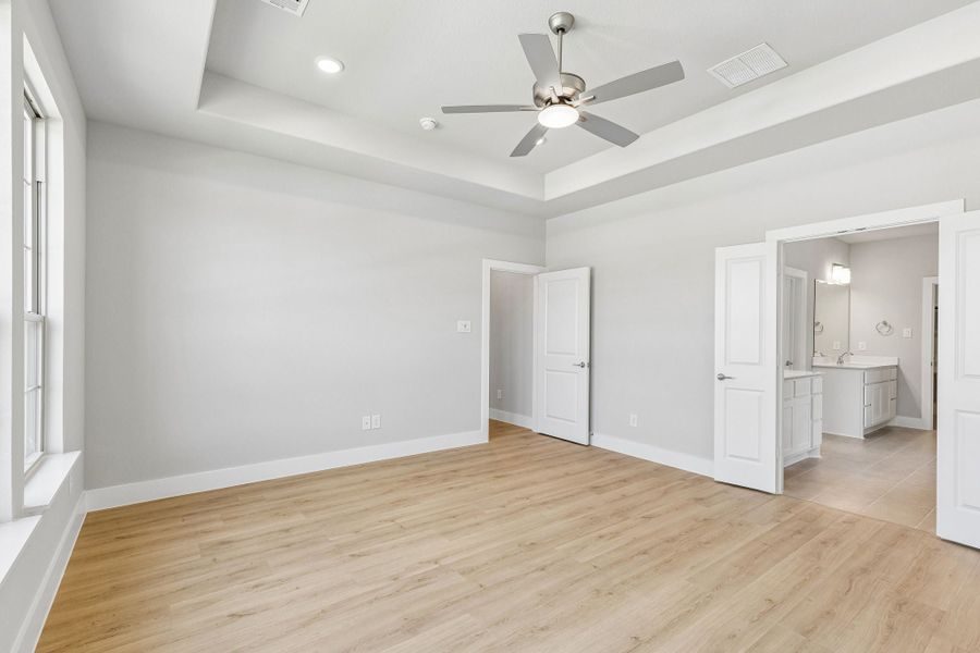 Spacious, unfurnished interior of a new home in Dove Hollow, Waxahachie (Image 24).