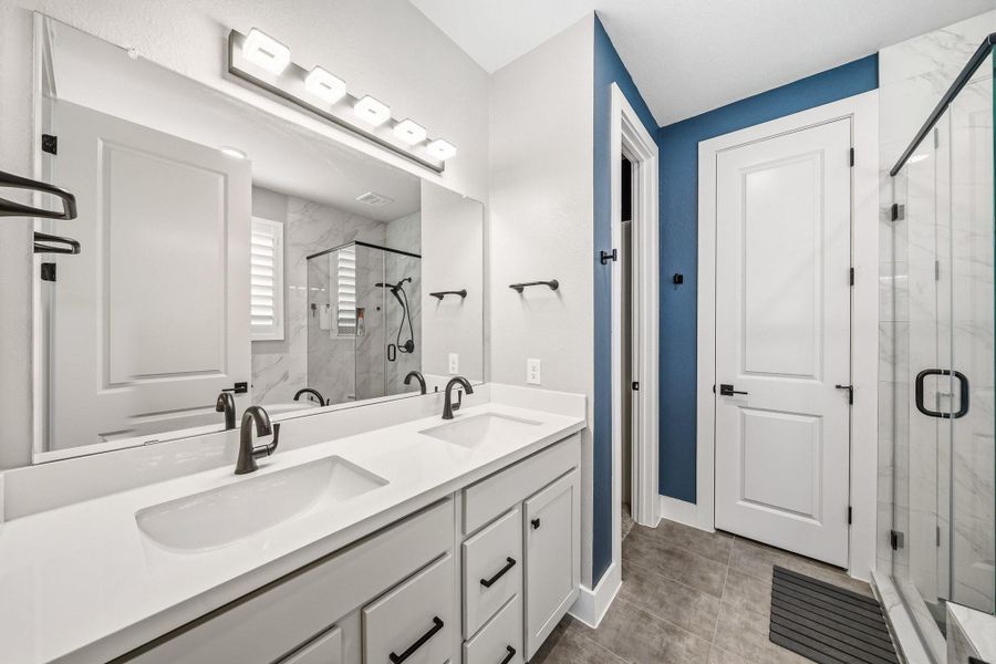 Furnished interior view inside a new home in Meridiana 40', 65', Iowa Colony (Image 15).