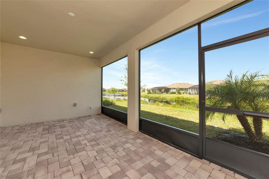 Spacious, unfurnished interior of a new home in , Sarasota (Image 25).