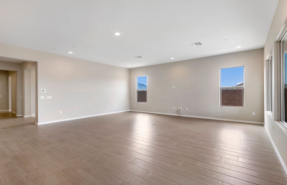 Spacious, unfurnished interior of a new home in Vistoso Canyon Estates, Oro Valley (Image 17).