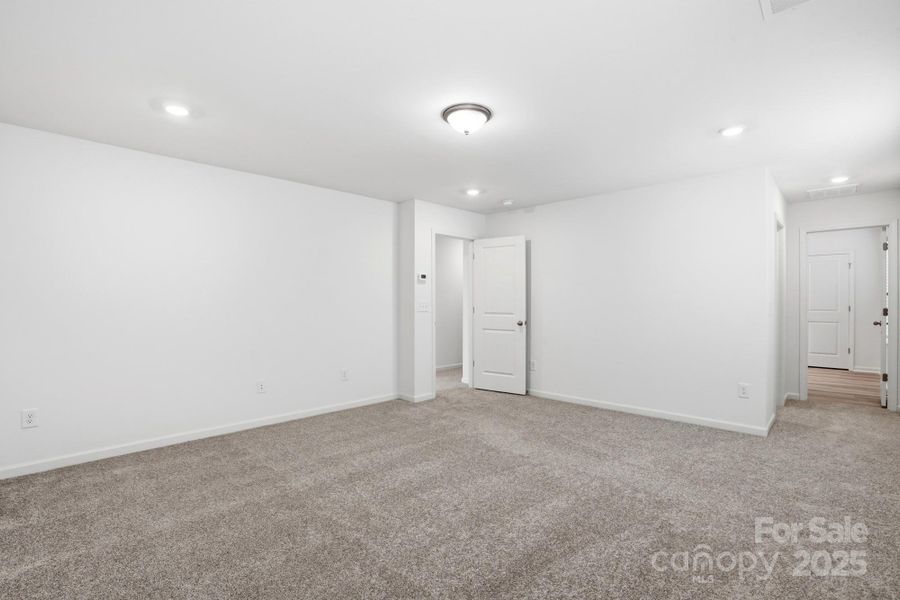 Spacious, unfurnished interior of a new home in Wilson Creek, Indian Land (Image 29).