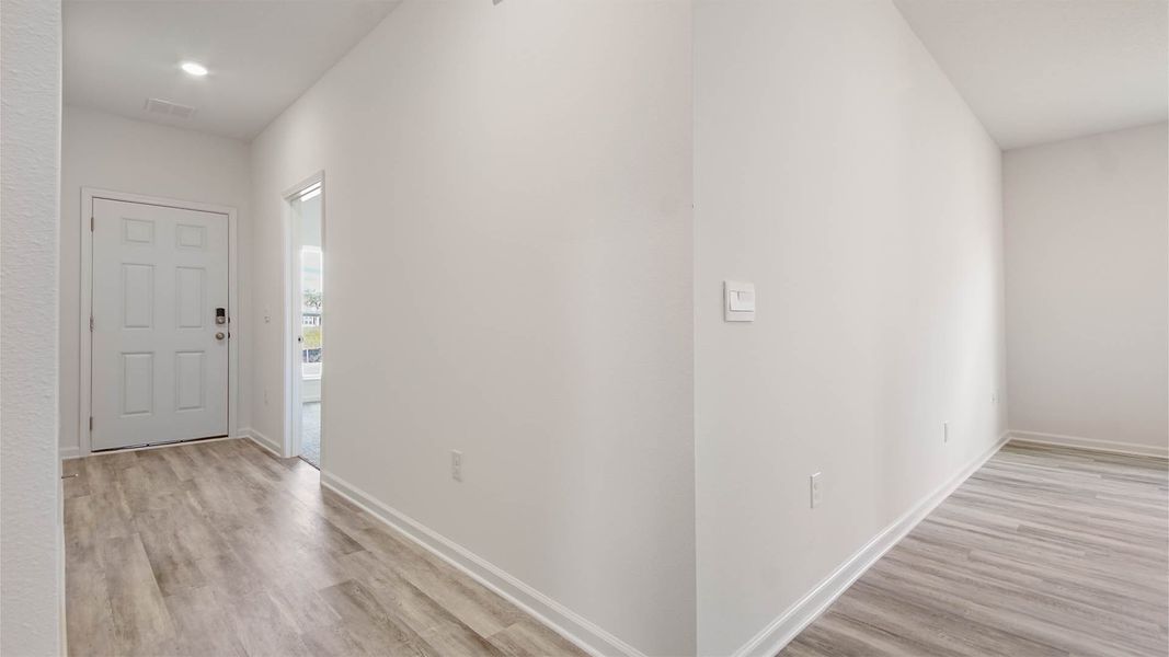 Spacious, unfurnished interior of a new home in Owl's Head East, Freeport (Image 12).