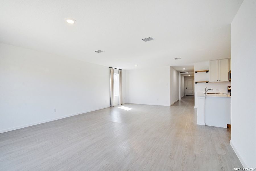 Spacious, unfurnished interior of a new home in Ridgeland, Kerrville (Image 21).