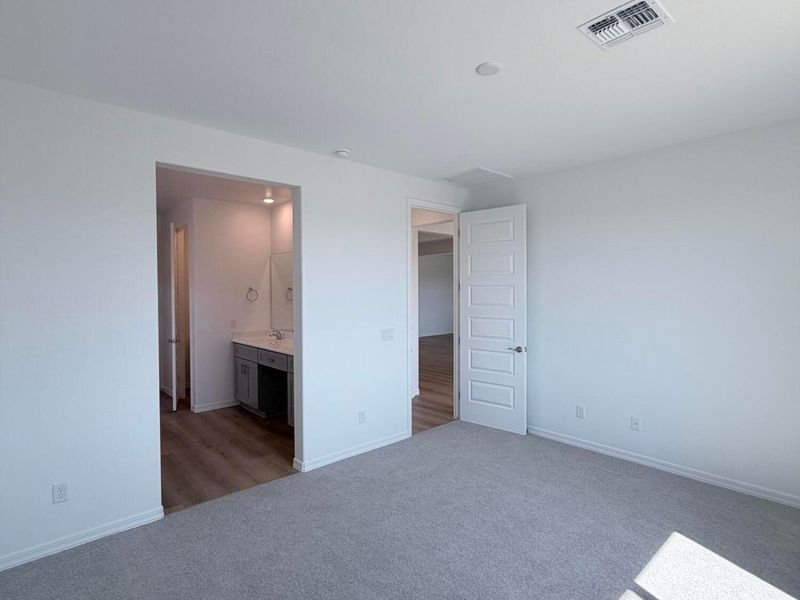 Spacious, unfurnished interior of a new home in North Ridge at Pronghorn Ranch, Prescott Valley (Image 34).