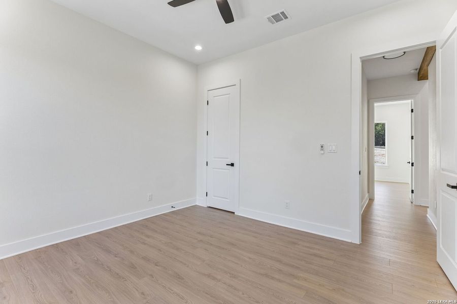 Spacious, unfurnished interior of a new home in , Canyon Lake (Image 24).