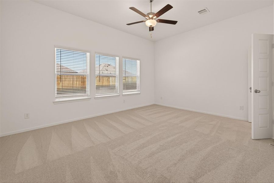 Spacious, unfurnished interior of a new home in Lago Mar, Texas City (Image 40).