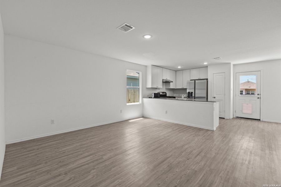 Spacious, unfurnished interior of a new home in Hidden Trails, Bulverde (Image 12).