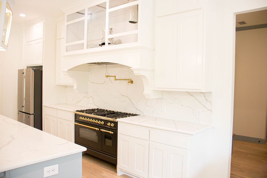 Representative furnished interior of a home built from the Hudson House by Trinity Classic Homes in Freeman Ranch, Weatherford (Image 8).