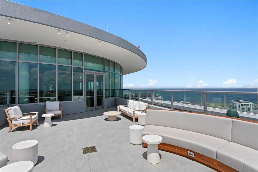 Condo located in St. Petersburg, FL showcasing its design and architecture (Image 28).