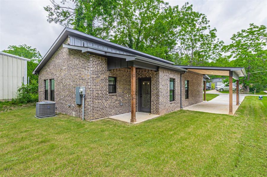 Exterior details and patio area of a home in , Denison (Image 14).