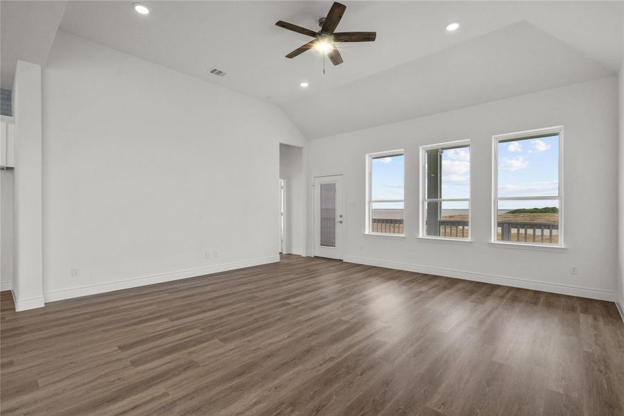 Spacious, unfurnished interior of a new home in , Texas City (Image 17).