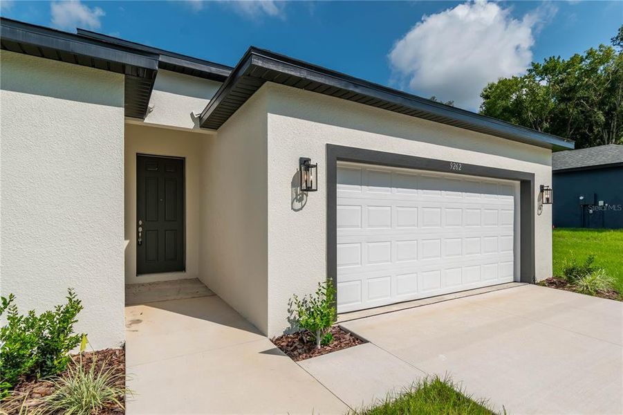 Exterior details and patio area of a home in , Citrus Springs (Image 3).