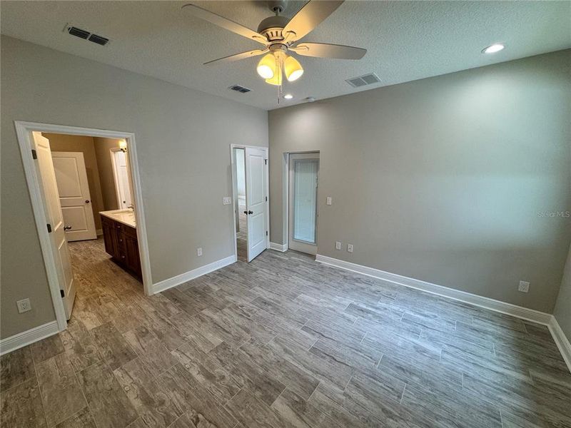 Spacious, unfurnished interior of a new home in , Dade City (Image 55).