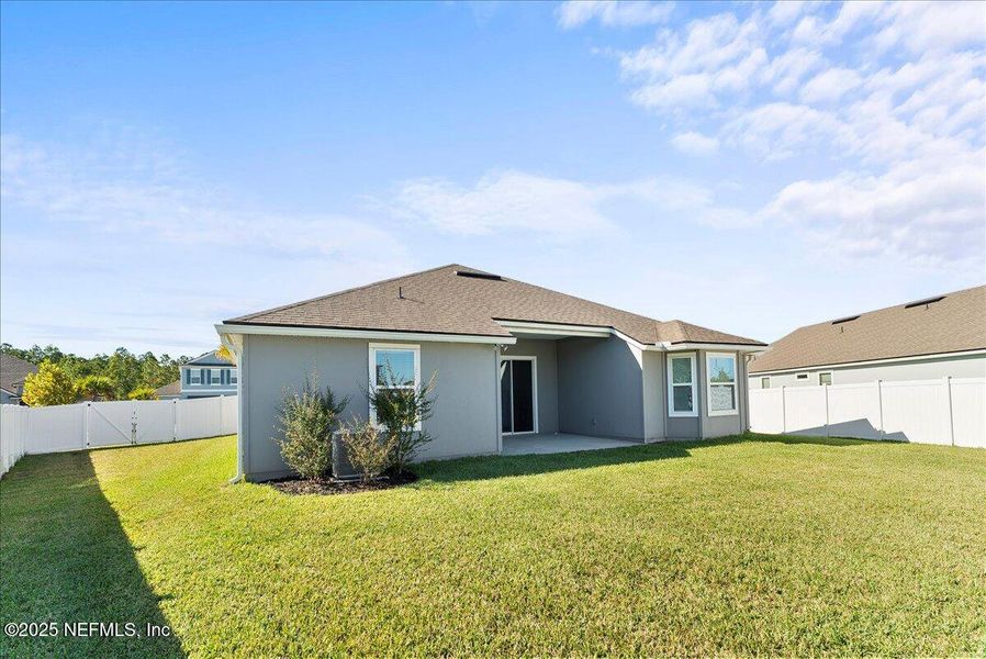 Exterior details and patio area of a home in Cross Creek, Green Cove Springs (Image 4).