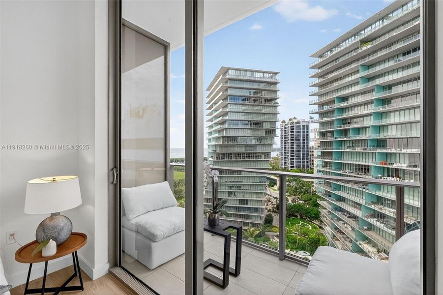 Condo located in Miami, FL showcasing its design and architecture (Image 21).